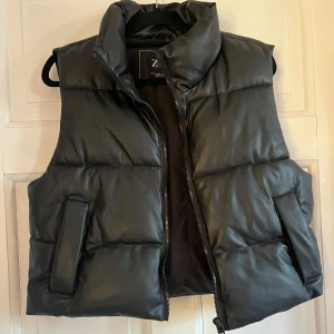 Zara svart väst - Jätte snygg och cool svart väst från Zara🌟( läder aktigt material ) passar fint nu till hösten och helt oanvänd! I ny skick och inga defekter. Storlek M men är lite mindre i storleken och passar även mig som har S🍁
