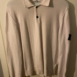 Stone island tröja - Säljer min stone island tröja då den inte kommer till användning. Inga tecken på användning och köpt på Nk för några år sen. Hör av er vid frågor elr fler bilder!