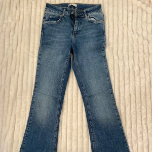 Jeans - Högmidjade bootcut jeans, aldrig använt, på bilderna ser dem lita ljusare ut än vad dem faktist är i verkligheten, inte så stor skillnad men ett snäpp mörkare! skulle ni vilja se hur jeansen ser ut på så kan ni höra av er så kan jag fixa fram en bild