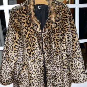 Leopard jacka - Storleken är M passar oversized till s. Pris kan diskuteras vid snabb affär. Helt ny skick.