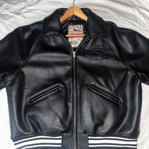 Corteiz ”Da Skydive Jacket” läderjacka  - Storlek XL passar även L. Jag köpte för några månader sen här på plick.  Den är ganska ovanlig så som jag har förstått det och därför valde jag att köpa den. Den är även väldigt tjock och tillräckligt varm för vintern, jag säljer den mycket billigare än andra begagnat som jag sett eftersom jag inte kan garantera äkthet. Priset kan diskuteras vid snabb affär då den tar upp stor del av garderoben😁