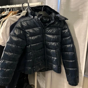 Lager 157 jacka - Säljer denna mörkblåa jacka ”NIKKI” från lager 157 i stl S☺️ helt ny med prislapp, endast testad!