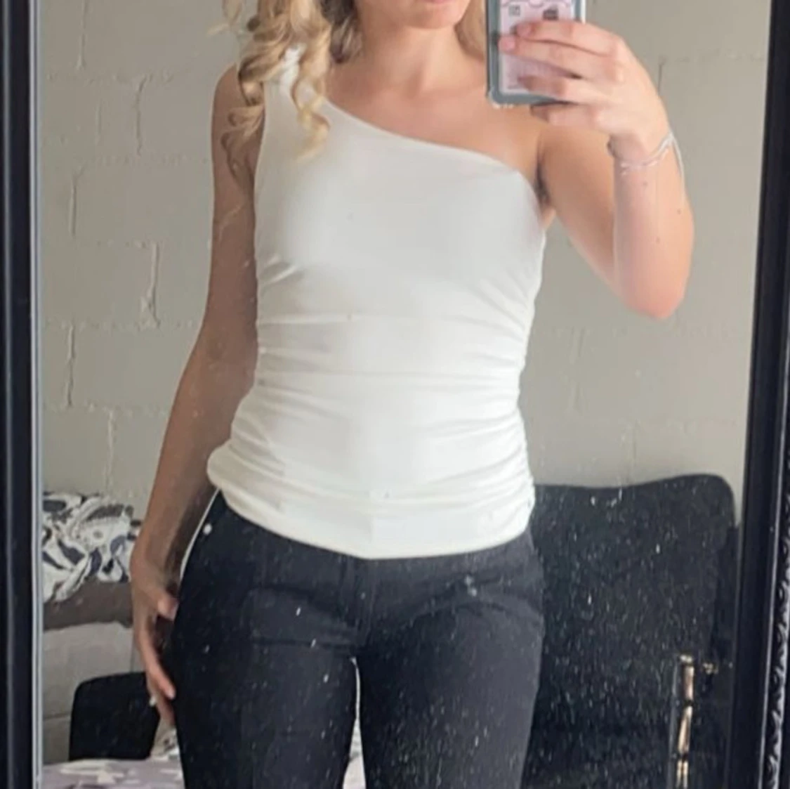 Vit oneshoulder topp med blomdetalj - 90