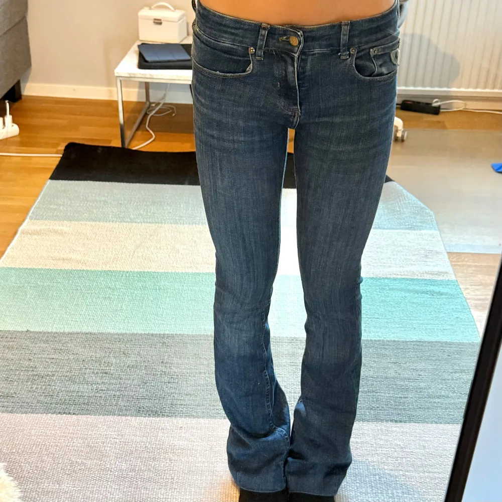 Assnygga jeans från lois! Midjemåttet är 72 cm och innerbenslängden 86 cm ungefär❤️ nypriset är 1800 ungefär❤️. Jeans & Byxor.