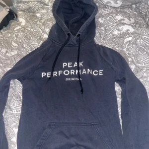Peakperformance hoodie - I fint skick förutom att snörena är lite slitna. 