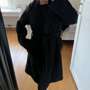 Kappa - Jätte fin och skön mysig kappa från Boohoo. Köpte förra året, använt ungefär 2 månader, bra skick, skriv för fler bilder! Storlek 36! 