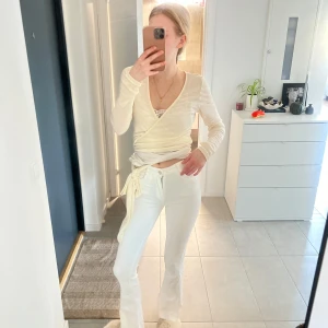 Vita bootcut - Storlek S. Jag är 167 cm och de är perfekta i längden. Små fläckar förekommer, där av priset - se bild ✨