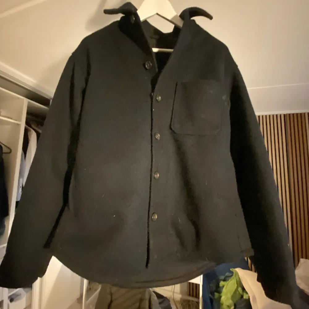 Lite smutsig går väldigt enkelt att få bort med lite vatten, knappt använt denna.  Uniqlo overshirt  Nypris ca 1200 Storlek xs men passar både s och m. Hoodies.