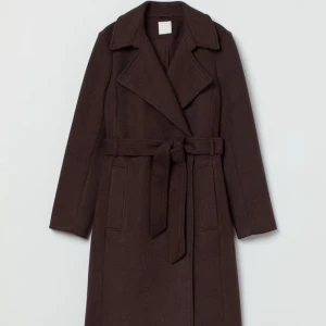 Brun kappa  - Säljer nu min snygga bruna kappa från hm då den aldrig har kommit till användning för jag har andra kappor🤎Det är en S men passar även M, (skicka för fler bilder) 