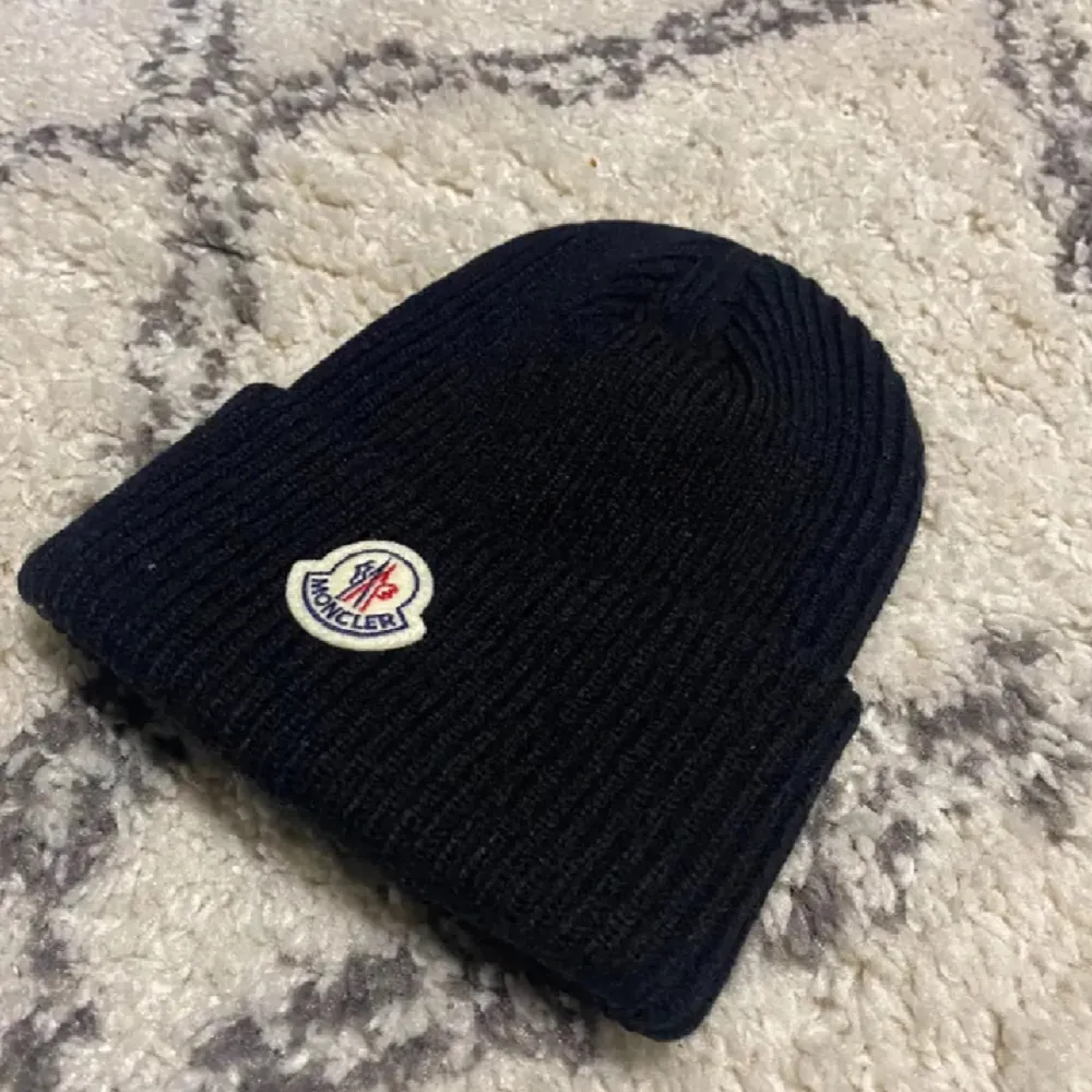 Hej, säljer ett jättefin Moncler mössa. Mössan är endast testad så man kan säga den är helt ny. Påse, och tags följer med. PM vid frågor.. Accessoarer.