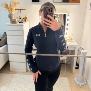 Armani kofta  - Säljer min blåa Armani kofta i storlek S. Aldrig använd. 