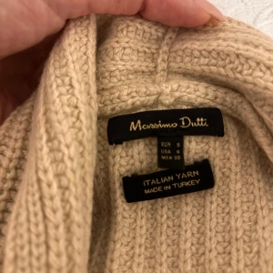 Stickad beige kofta från Massimo Dutti - Stickad beige kofta av tio kvalitet från Massimo Dutti. Varm och elegant.  Kolla mina övriga annonser. Vid köp av mer än 2 produkter får du 3:e med 50% rabatt och 4:e grattis!!!