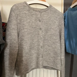 Stickad kofta - Säljer min stickade kofta från gina som inte kommer till användning längre. Den är i fint skick och nästan som ny❤️