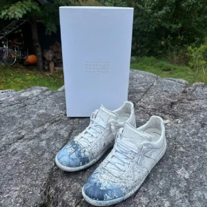 Maison margiela skor!! Sällsynt colorway - Säljer mina margiela skor i sen sälsynt colorway som inte finns att köpa! Sjuukt snygga och otroligt eftertraktade. Skick 9/10 allt og medföljer box och dustbags. Pris går att diskutera!!