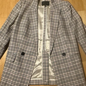 Massimo Dutti kavaj - Eftersom Jag gick upp i vikt, så säljer min fina MASSIMO DUTTI kavaj som jag använt bara ett par gånger. Som ny🧡