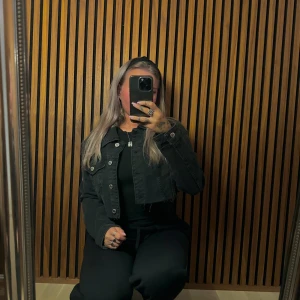 Jeans jacka  - Knappt använd, fint skick!  Storlek - M 