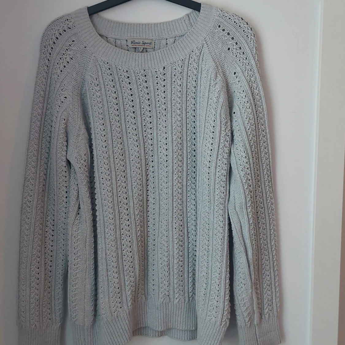 Grå stickad tröja från Iconic Sport