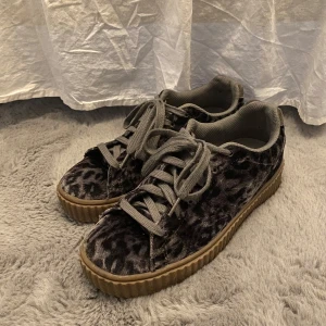 K.cobler - Säljer nu dessa leopard sneakers från K.cobler. Storlek 40 men jag anser de även passar 39.  #leopardprint #leopard #sneakers #storlek40 #billigt #skor