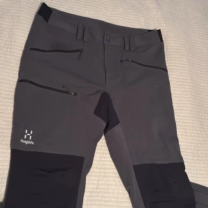 Haglöfs byxor  - Haglöfs byxor använda 2 gånger. Köpta för cirka 1,5 år sen från Team Sportia. Nypriset låg på 1 300kr. Helt felfria och inga defekter!
