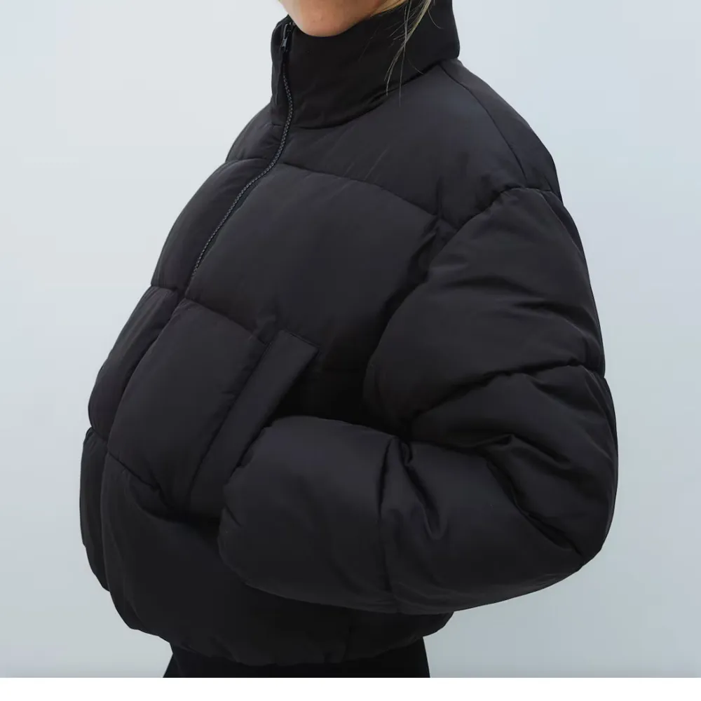 Säljer min svarta puffer jacket från hm eftersom det inte kommer till användning längre, slutsåld i xxs, xs, s.. Jackor.