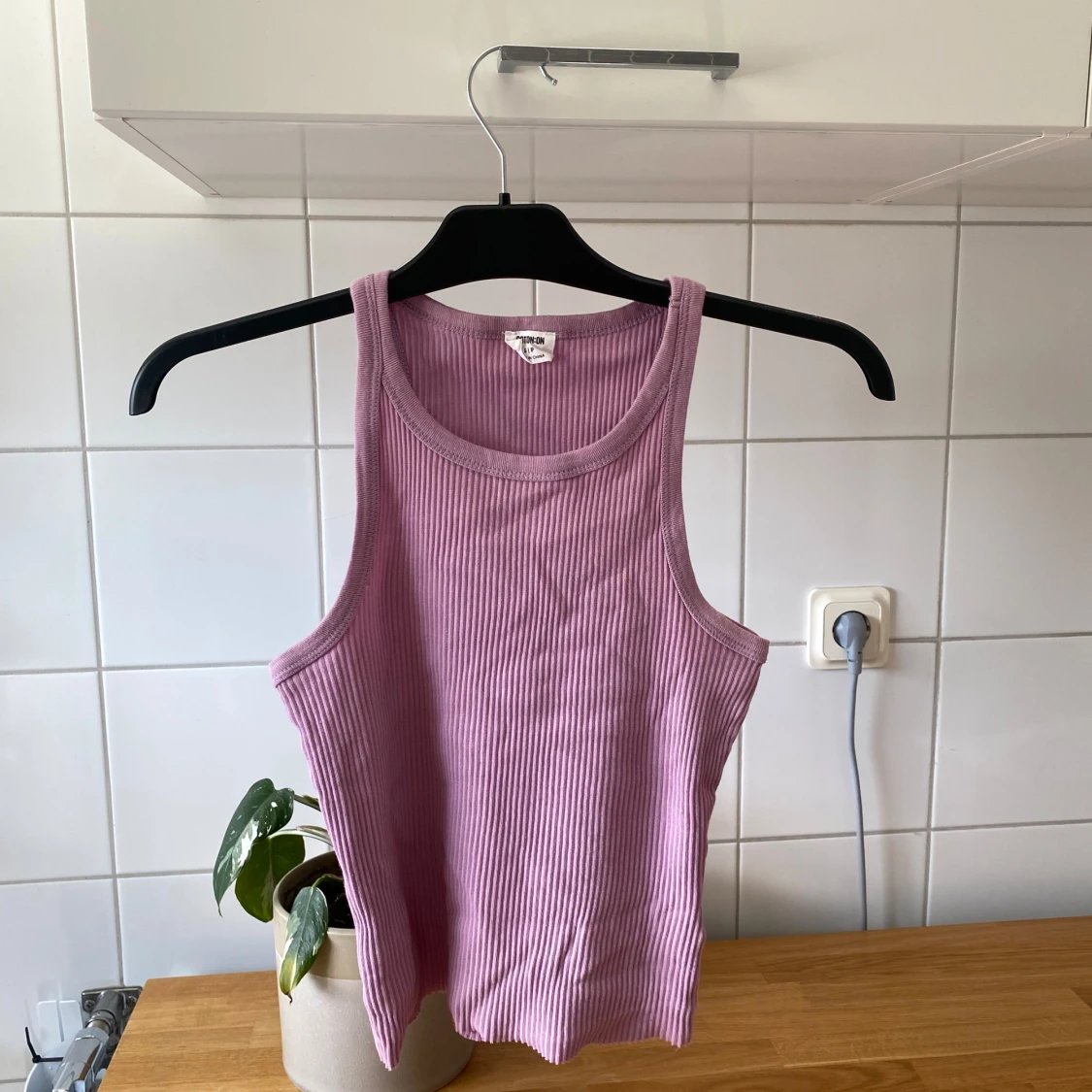 Lila ribbad linnetopp från Monki - 90