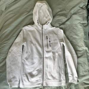 Vit Sail Racing Bowman zip hoodie i storlek 160. Mycket fint skick 9/10. Köpt på Kids Brand Store. 