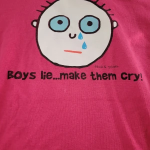 Baby tee - Baby tee med tryck "Boys lie make em cry" S/m