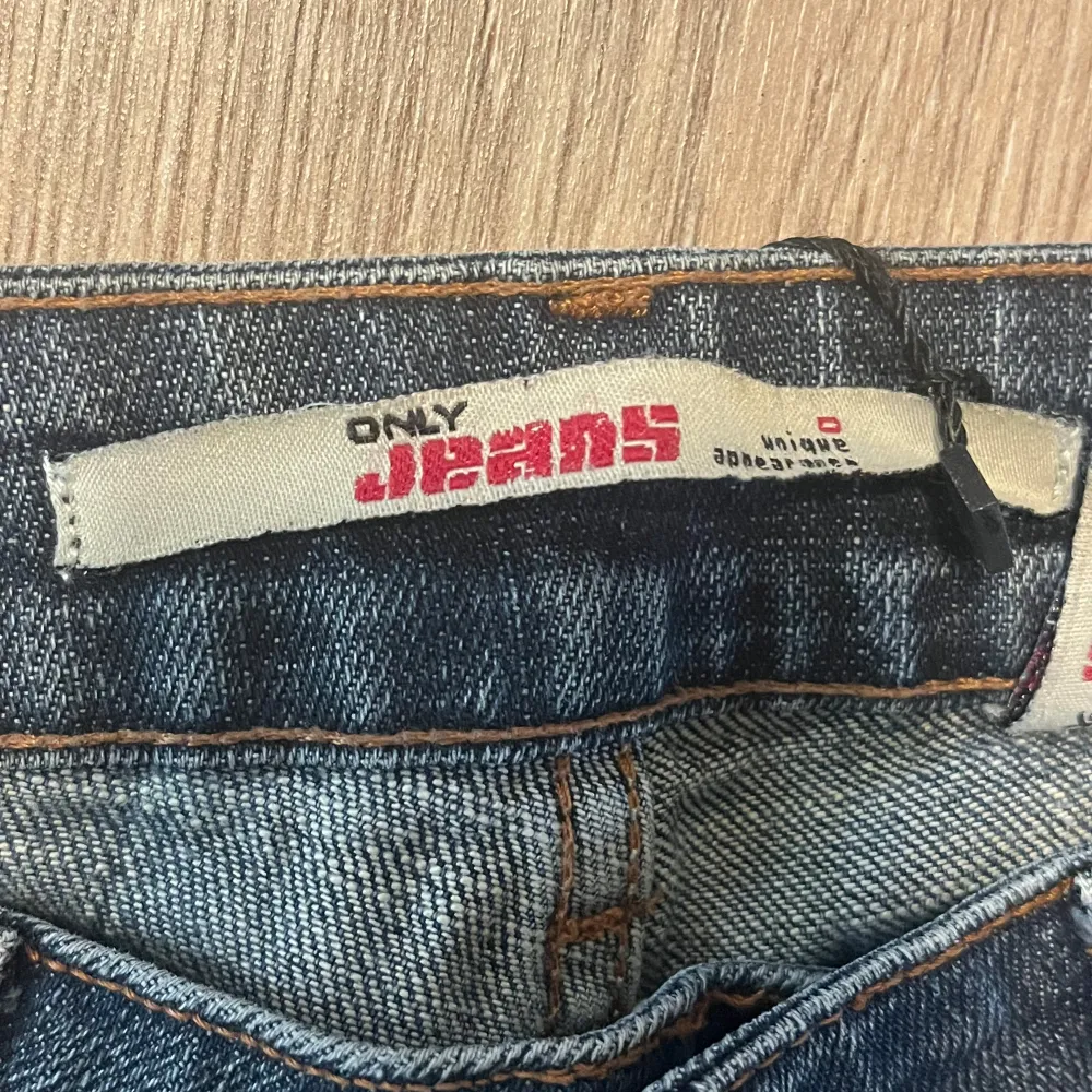 Säljer dessa lågmidjade jeans från Only i storlek 36. Köpta på sellpy men var alldeles försmå för mig, skickar därför inga bilder med dem på. Midja tvärs över 37 cm, innerbenslängd 78 cm och total längd 98 cm. Postar samma dag eller dagen efter 💞. Jeans & Byxor.