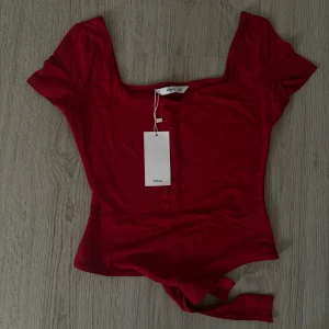 Body - Röd body från Mango. Aldrig använd så helt ny, jättefin passform!