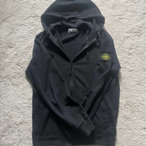 Stone Island zipp - Tjena! Säljer nu denna feta tröja eller byter mot en moncler jacka eller cardigan. Har även fler plagg att byta med! Den är storlek L men passar mer som M. Perfekt skick! Hör gärna av dig vid frågor eller funderingar!