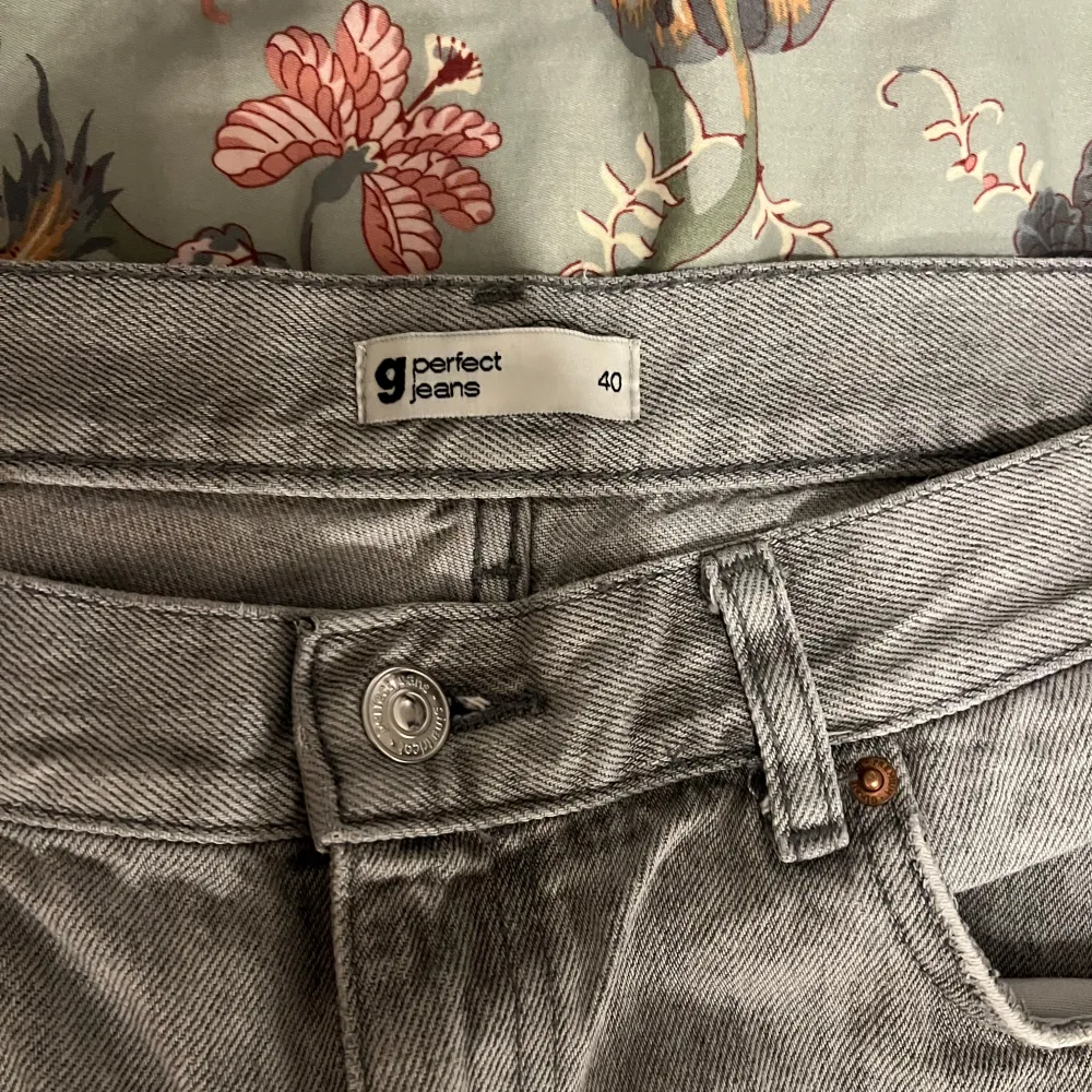 Säljer dessa populära jeans i modellen low straight jeans ifrån ginatricot, använda fåtal gånger är som nya!. Jeans & Byxor.