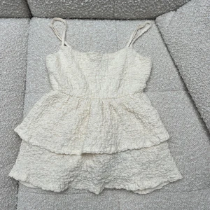 Linne - Superfint linne från Gina tricot som tyvärr inte kommit till användning. Helt nytt med prislappen kvar, storlek XS🤍