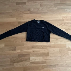 Träningstopp från ICIW - Croppad Träningstopp från ICIW i storlek S. Mycket bra skick! 