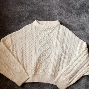 Varm stickad tröja - Säljer dena mjuka och varma stickade tröjan för att jag inte andvänder den och för att den är för liten. Perfekt till hösten och vintern. Använd endast 2-3 gånger. 