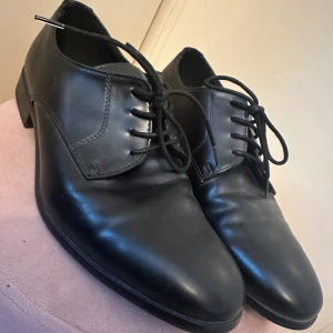 Snygga fin skor  - I väldigt gott skick. Endast använda en timme på ett bröllop.  