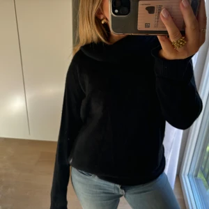 soft goat polotröja  - Så mjuk och snygg polotröja i 100% kashmir från soft goat i storlek M, sparsamt använd. Nypris 3000kr🩷🩷