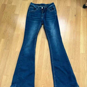 Low waist mörkblå bootcut jeans - Bra kondition. Low waist midja. 