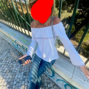 Vit blus - Säljer min vita blus, köpt secondhand!