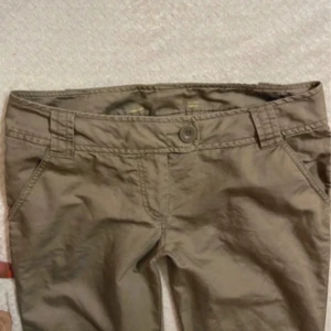 Lågmidjade bycor - Innerbenslängden 81cm, midjemåttet 38 tvärs över. Grenmått 18,5cm