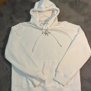 Calvin Klein Jeans - En fin, vit tröja av bomull. Skön nu på vintern och är i ny skick. Länge sen jag använde den så jag försökte hitta slit hett på den men kunde ej finna det.