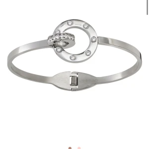 Silver armband från Edblad💗 - Ett hårt silvrigt armband med fina detaljer, inga defekter alls och använd bara några få gånger. Storlek small. Nypris var 499 och säljer för 300💗💗