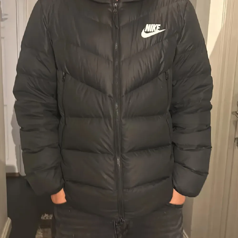 Säljer en skön Nike jacka. Den har ett litet hål på baksidan (bild 3) men har inga större defekter. Jackan satt bra på mig och jag är 176cm.. Jackor.