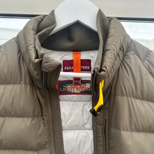 Para jumper jacka - Skicket är 10/10 Inga hål någonstans och väldigt sparsamt använd Max använd 10 gånger Färg - olivgrön Strlk - M Köpt på johnells i Linköping för ca 5500kr