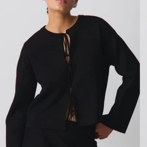 Knitted tie cardigan  - Endast använd en gång. Helt slutsåld.