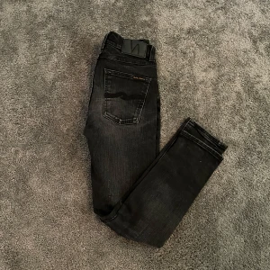 Nudie Jeans - Tja, säljer dom här feta nudie jeansen i storlek 26/30! Inga synliga skador eller defekter, priset kan diskuteras och tveka inte vid frågor!