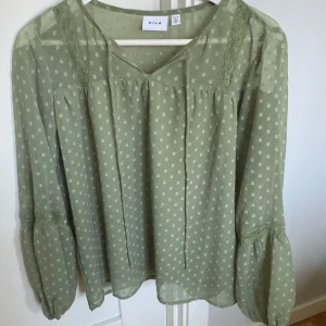 Blus från Vila - En jättefin blus som ej kommer till användning då den är lite stor. Har använt den nån gång bara så den är i nyskick💕