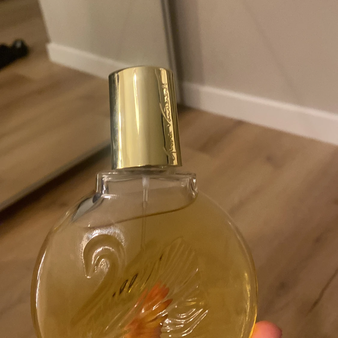 Guldfärgad parfymflaska - 90
