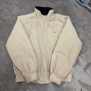 Vintage Gant Harrington Jacka Puffer Dunjacka Vindjacka Beige Old Money Grisch Farfar - Bra skick