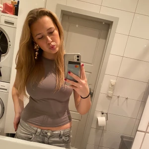 Rygglös topp/Top bez pleców - Söt rygglös topp! Perfekt för sommaren! Grå med lite lila undertoner. Passar storlekarna XS, S & M. Mycker bra skick och skönt material!🥰