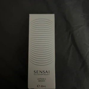 Sensai Cellular Performance Lotion II (Moist) - Sensai Cellular Performance Lotion II (Moist) är en återfuktande lotion på 20 ml. Den är designad för att ge huden en mjuk och smidig känsla. Perfekt för daglig användning för att förbättra hudens fuktbalans. Helt nu bara öppnad kartong 